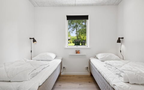 Gertraude - 800M from the Sea: Wand, Schlafzimmer, Holz, Bett, Decke, Bedding, Fussboden, Flooring, Bettdecke, Interior Design