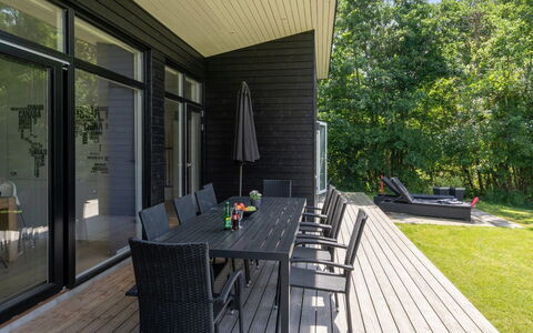 Gertraude - 800M from the Sea: Holz, Holzboden, Veranda, Zuhause, Flooring, Hartholz, Deck, Möbel, Schatten, Gartenmöbel
