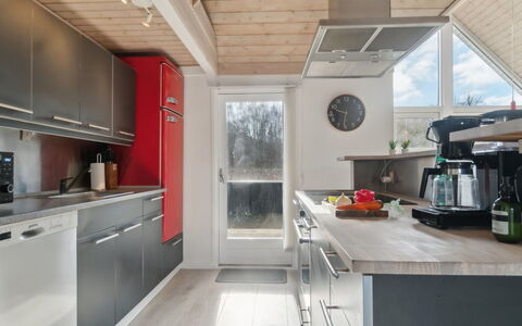 Soeren - 300M from the Sea: Küche, Countertop, Küchengerät, Holz, Major Appliance, Möbel, Cabinetry, Interior Design, Decke, Flooring