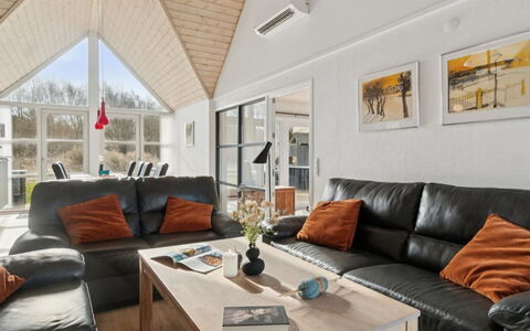 Soeren - 300M from the Sea: Couch, Interior Design, Möbel, Wohnzimmer, Decke, Zuhause, Zimmer, Stuhl, Hartholz