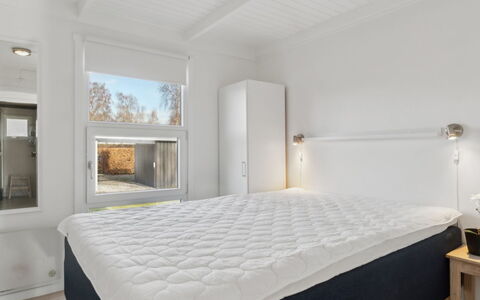 Soeren - 300M from the Sea: Schlafzimmer, Bedding, Bett, Bettdecke, Interior Design, Fussboden, Linens, Flooring, Decke, Bettrahmen