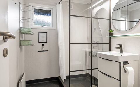 Soeren - 300M from the Sea: Interior Design, Flooring, Badezimmer, Armatur, Fussboden, Installation, Toilette, Decke, Fliese, Duschtür