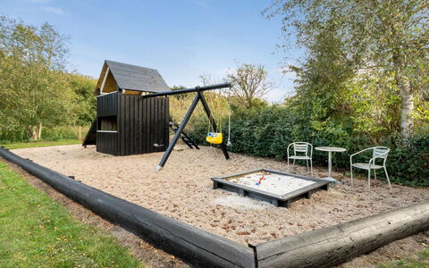 Soeren - 300M from the Sea: Spielplatz Rutsche, Spielmittel, Rutsche, Garten, Hinterhof, Schatten, Landscaping, Rasen, Spielplatz, Design