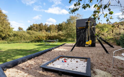 Soeren - 300M from the Sea: Spielmittel, Garten, Spielplatz Rutsche, Landscaping, Hinterhof, Rasen, Park, Spielplatz, Schatten, Garten