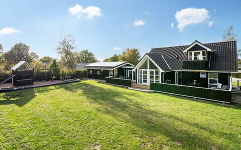 Soeren - 300M from the Sea: Holz, Zuhause, Veranda, Deck, Hartholz, Dach, Holzbeize, Holzboden, Eco Hotel