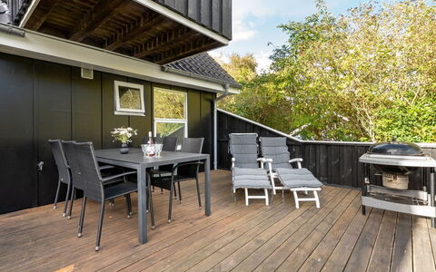 Soeren - 300M from the Sea: Holz, Zuhause, Veranda, Deck, Hartholz, Dach, Holzbeize, Holzboden, Eco Hotel