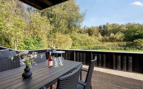 Soeren - 300M from the Sea: Holz, Zuhause, Veranda, Deck, Hartholz, Dach, Holzbeize, Holzboden, Eco Hotel