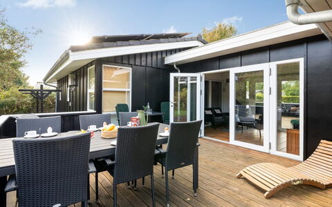 Soeren - 300M from the Sea: Holz, Zuhause, Veranda, Deck, Hartholz, Dach, Holzbeize, Holzboden, Eco Hotel