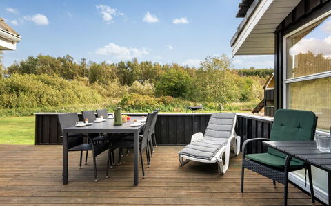 Soeren - 300M from the Sea: Holz, Zuhause, Veranda, Deck, Hartholz, Dach, Holzbeize, Holzboden, Eco Hotel