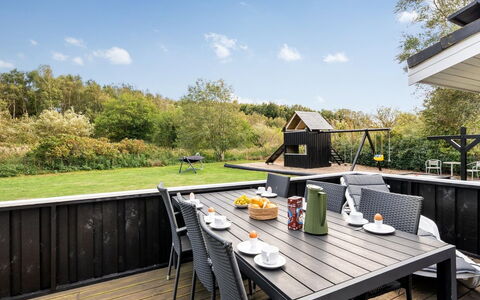 Soeren - 300M from the Sea: Holz, Zuhause, Veranda, Deck, Hartholz, Dach, Holzbeize, Holzboden, Eco Hotel