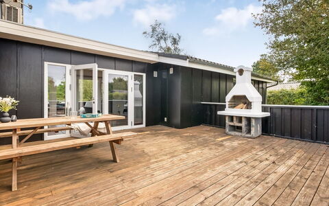 Soeren - 300M from the Sea: Holz, Zuhause, Veranda, Deck, Hartholz, Dach, Holzbeize, Holzboden, Eco Hotel