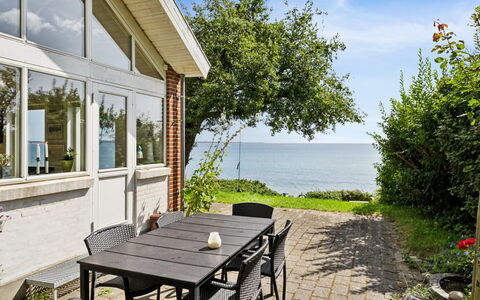 Bryngeir - 25M from the Sea: Flooring, Wand, Fussboden, Interior Design, Holz, Decke, Holzboden, Beleuchtung, Möbel, Laminatboden