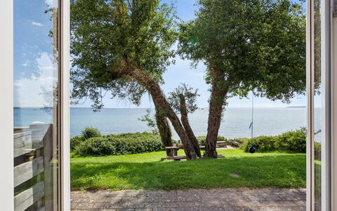 Bryngeir - 25M from the Sea: Flooring, Wand, Fussboden, Interior Design, Holz, Decke, Holzboden, Beleuchtung, Möbel, Laminatboden