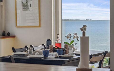 Bryngeir - 25M from the Sea: Flooring, Wand, Fussboden, Interior Design, Holz, Decke, Holzboden, Beleuchtung, Möbel, Laminatboden