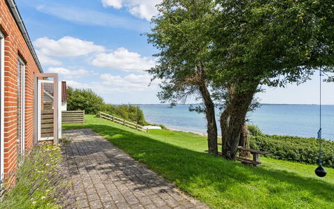 Bryngeir - 25M from the Sea: Flooring, Wand, Fussboden, Interior Design, Holz, Decke, Holzboden, Beleuchtung, Möbel, Laminatboden