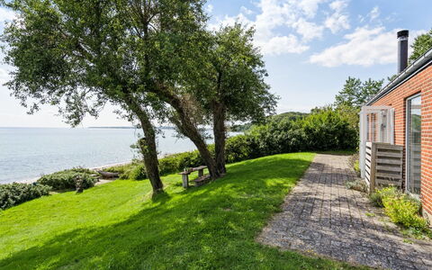 Bryngeir - 25M from the Sea: Flooring, Wand, Fussboden, Interior Design, Holz, Decke, Holzboden, Beleuchtung, Möbel, Laminatboden