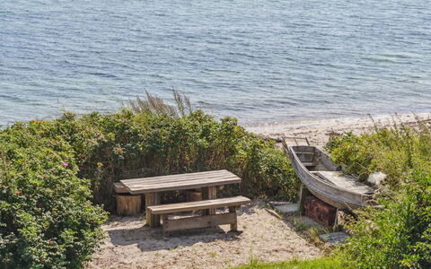 Bryngeir - 25M from the Sea: Flooring, Wand, Fussboden, Interior Design, Holz, Decke, Holzboden, Beleuchtung, Möbel, Laminatboden