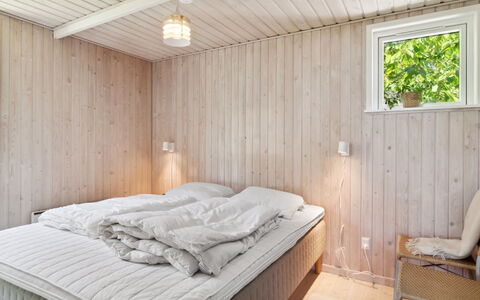 Klint - 25M from the Sea: Holz, Flooring, Fussboden, Schlafzimmer, Interior Design, Decke, Bett, Bettdecke, Zimmer, Möbel