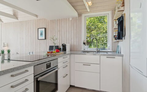 Klint - 25M from the Sea: Küche, Countertop, Küchengerät, Major Appliance, Flooring, Holz, Interior Design, Cabinetry, Möbel, Haushaltsgerät