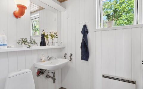 Klint - 25M from the Sea: Wand, Holz, Armatur, Interior Design, Flooring, Badezimmer, Zuhause, Fussboden, Zapfhahn, Decke
