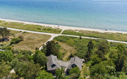 Klint - 25M from the Sea: Dach, Zuhause, Tür, Hütte, Schatten, Abstellgleis, Garten, Estate, Hinterhof