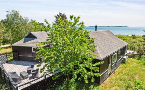 Klint - 25M from the Sea: Dach, Zuhause, Tür, Hütte, Schatten, Abstellgleis, Garten, Estate, Hinterhof