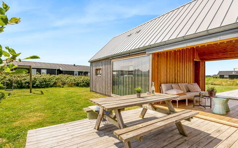 Onni - 250M from the Sea: Haus, Zuhause, Dach, Wohngebiet, Hütte, Estate, Bauernhaus, Rasen, Landscaping, Abstellgleis