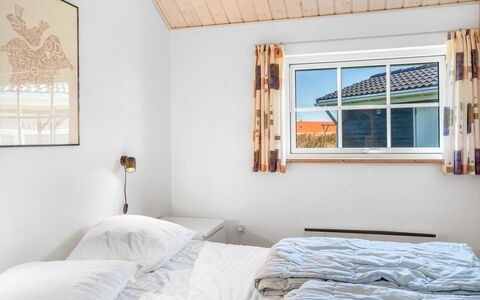 Winona - 600M from the Sea: Holz, Zuhause, Schlafzimmer, Tür, Hütte, Decke, Bett, Daylighting, Schiebefenster, Bedding