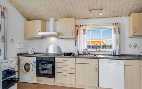 Winona - 600M from the Sea: Holz, Flooring, Fussboden, Interior Design, Decke, Küche, Möbel, Sinken, Countertop, Armatur