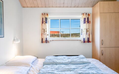 Winona - 600M from the Sea: Zuhause, Schlafzimmer, Daylighting, Bett, Linens, Hotel, Bedding