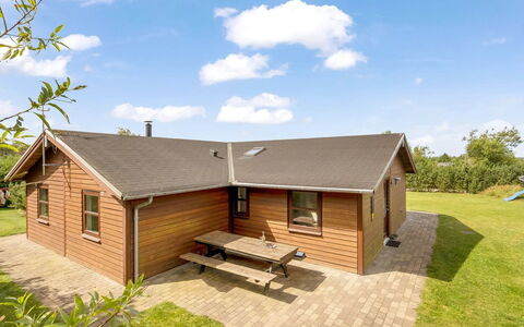 Yngve - 3.5Km from the Sea: Blau, Strauch, Hütte, Ground, Garten, Estate, Schatten, Landscaping, Bauernhaus, Eco Hotel