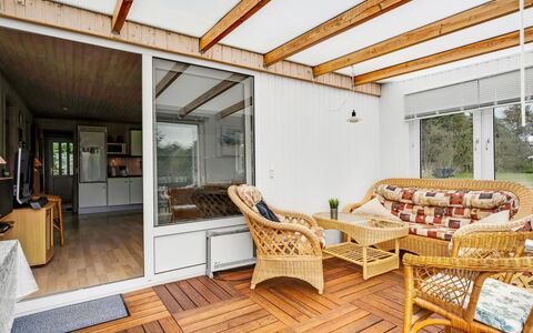 Gisella - 900M from the Sea: Holz, Flooring, Fussboden, Interior Design, Möbel, Zuhause, Decke, Holzboden, Tür, Veranda