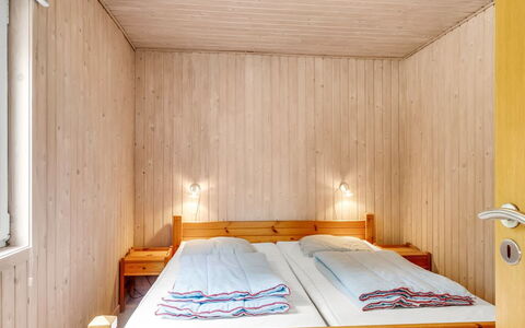 Gisella - 900M from the Sea: Fussboden, Flooring, Interior Design, Wand, Schlafzimmer, Holz, Bett, Decke, Zimmer, Möbel