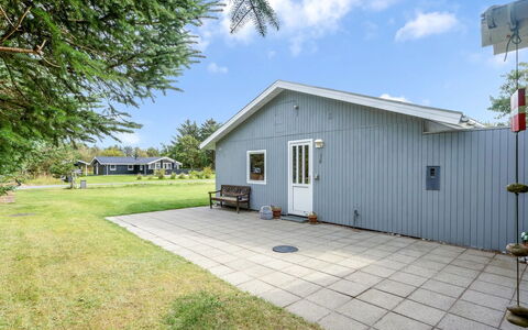 Gisella - 900M from the Sea: Zuhause, Grundstueck, Hütte, Rasen, Abstellgleis, Ground, Garten, Estate, Landscaping, Garten