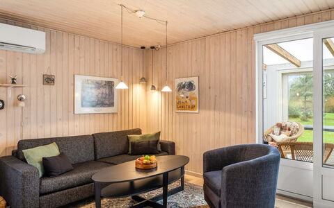 Gisella - 900M from the Sea: Flooring, Interior Design, Holz, Fussboden, Möbel, Decke, Zuhause, Zimmer, Wohnzimmer, Beleuchtung