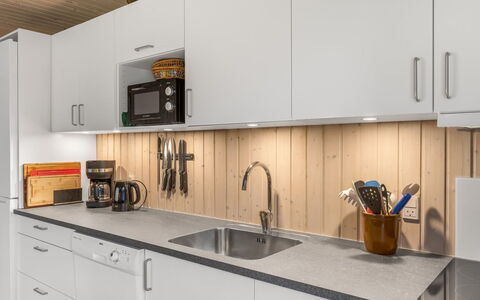 Gisella - 900M from the Sea: Küche, Countertop, Holz, Flooring, Küchengerät, Interior Design, Cabinetry, Sinken, Major Appliance, Fussboden