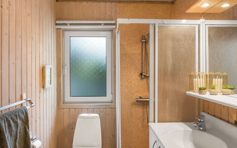 Gisella - 900M from the Sea: Holz, Armatur, Flooring, Fussboden, Interior Design, Badezimmer, Installation, Toilette, Sinken, Toilleten Sitz