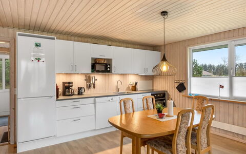 Gisella - 900M from the Sea: Möbel, Holz, Küche, Flooring, Interior Design, Countertop, Decke, Fussboden, Holzboden, Küchengerät
