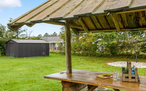 Gisella - 900M from the Sea: Holz, Möbel, Schatten, Gartenmöbel, Outdoor Struktur, Tisch Im Freien, Außenbank, Garten, Hinterhof, Picknicktisch