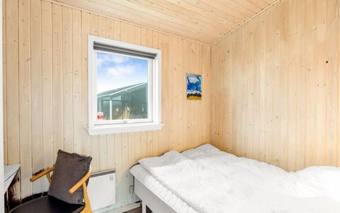 Dagmar - 500M from the Sea: Holz, Schlafzimmer, Planke, Holzbeize, Hartholz, Bedding, Daylighting, Bettdecke, Bett, Sperrholz