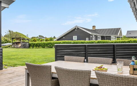 Dagmar - 500M from the Sea: Holz, Möbel, Gartenmöbel, Tisch Im Freien, Veranda, Deck, Schatten, Hartholz, Terrasse, Holzbeize