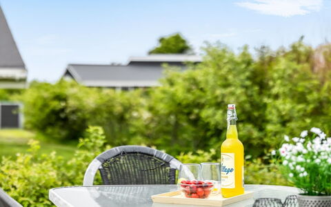 Dagmar - 500M from the Sea: Möbel, Tabelle, Gartenmöbel, Stuhl, Tisch Im Freien, Garten, Küche & Esszimmer Tisch, Schatten, Rasen, Servierware