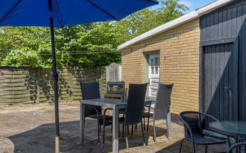 France - 5Km from the Sea: Möbel, Interior Design, Flooring, Fussboden, Decke, Zimmer, Stuhl, Tabelle, Wohnung, Küche & Esszimmer Tisch