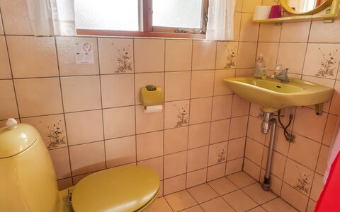 Kimi - 75M from the Sea: Badezimmer, Bad Sink, Toilleten Sitz, Armatur, Sinken, Toilette, Zapfhahn, Installation, Flooring, Fussboden