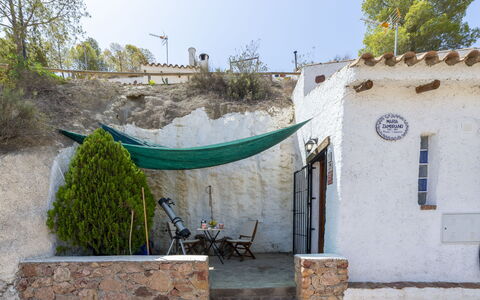Cueva Maria Zambrano: Grün, Blatt, Pflanze, Baum, Biome, Gras, Freizeit, Gehölz, Urban Design, Tönungen Und Schatten