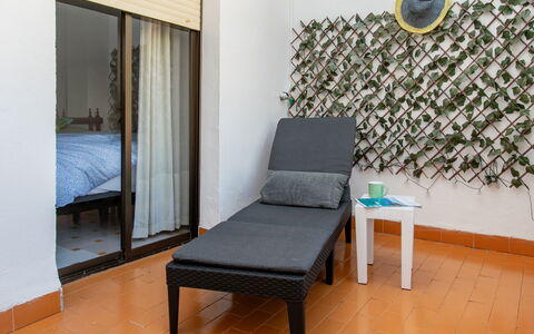 Happy House: Fussboden, Möbel, Flooring, Interior Design, Zimmer, Schlafzimmer, Linens, Holzbeize, Bett, Zimmerpflanze