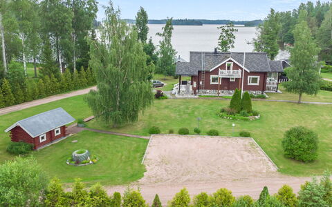 Villa Sirpia: Gebäude, Haus, Dach, Wohngebiet, Zuhause, Hütte, Estate, Grundstueck, Einfach