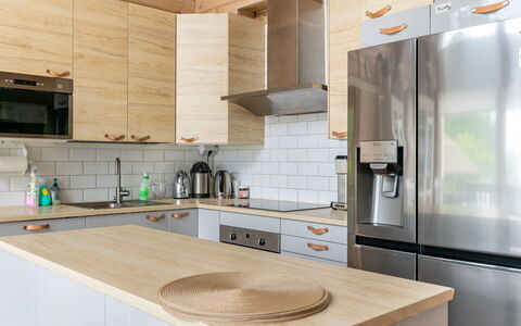 Villa Sirpia: Möbel, Küche, Countertop, Küchengerät, Cabinetry, Flooring, Interior Design, Holz, Haushaltsgerät, Major Appliance