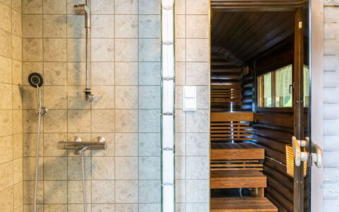 Villa Sirpia: Flooring, Fussboden, Verbundwerkstoff, Armatur, Installation, Holzbeize, Fliese, Hartholz, Design, Badezimmer