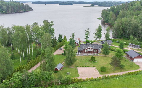 Villa Sirpia: Baum, Haus, Hütte, Zuhause, Wohngebiet, Dach, Estate, Grundstueck, Menschliche Siedlung